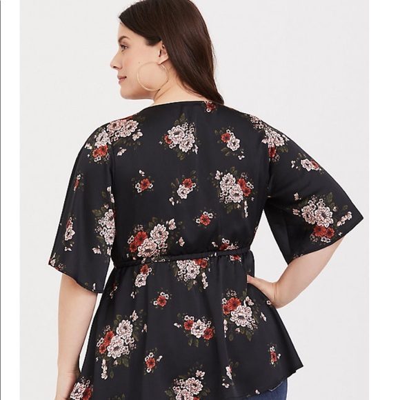 ❌SOLD❌ BLACK FLORAL SURPLICE SATIN BABYDOLL BLOUSE - Picture 2 of 5